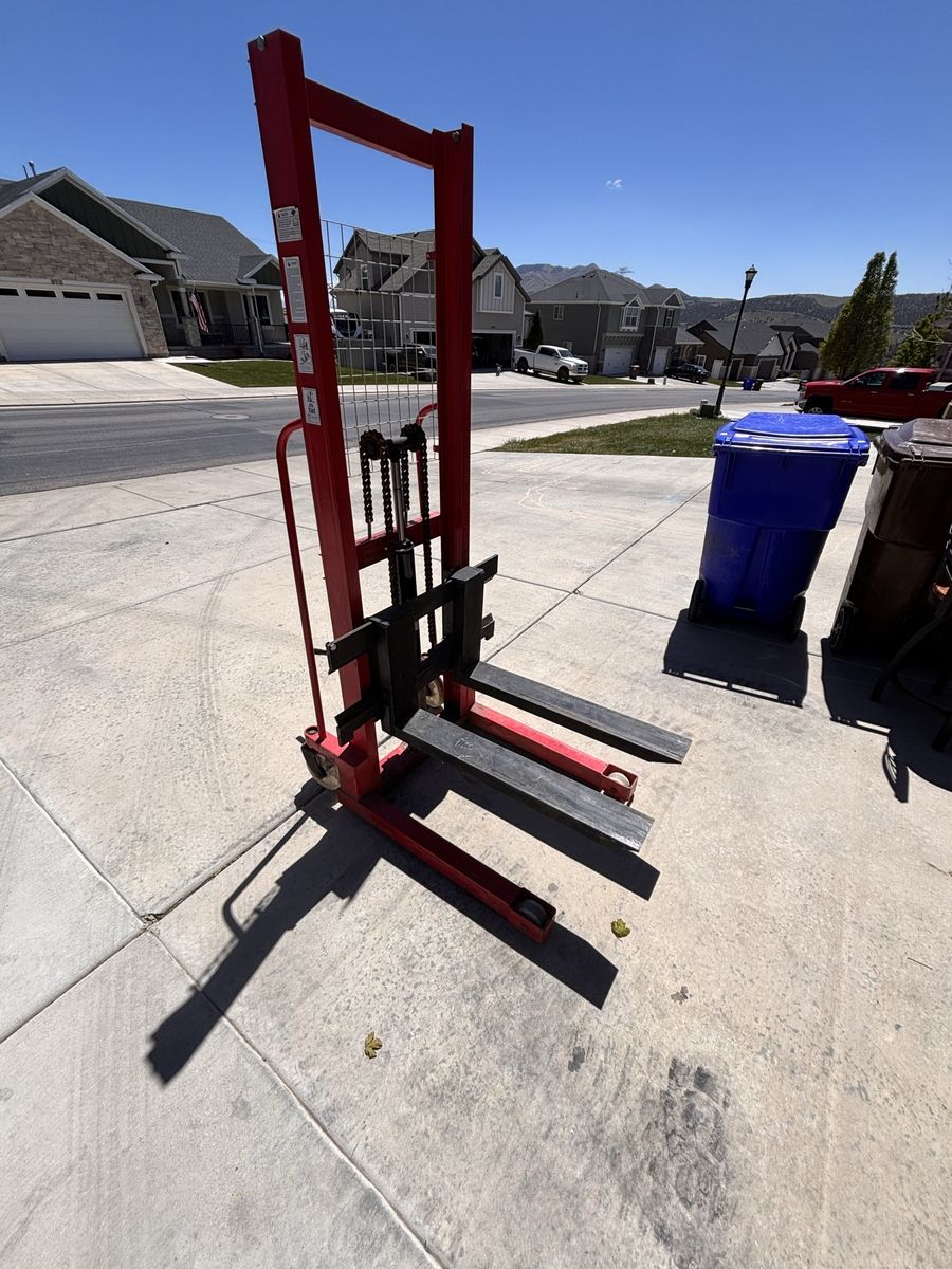 Pallet fork lift