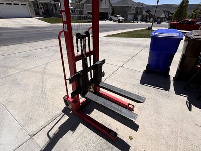 Pallet fork lift