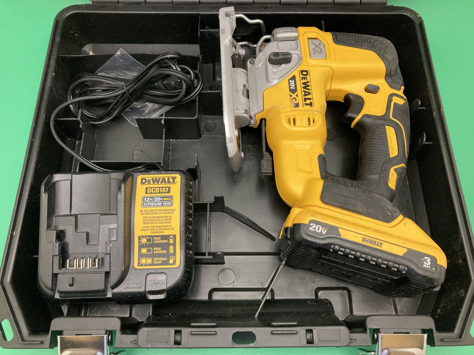 DEWALT 20V MAX XR Jig Saw (DCS334P1) battery and charger