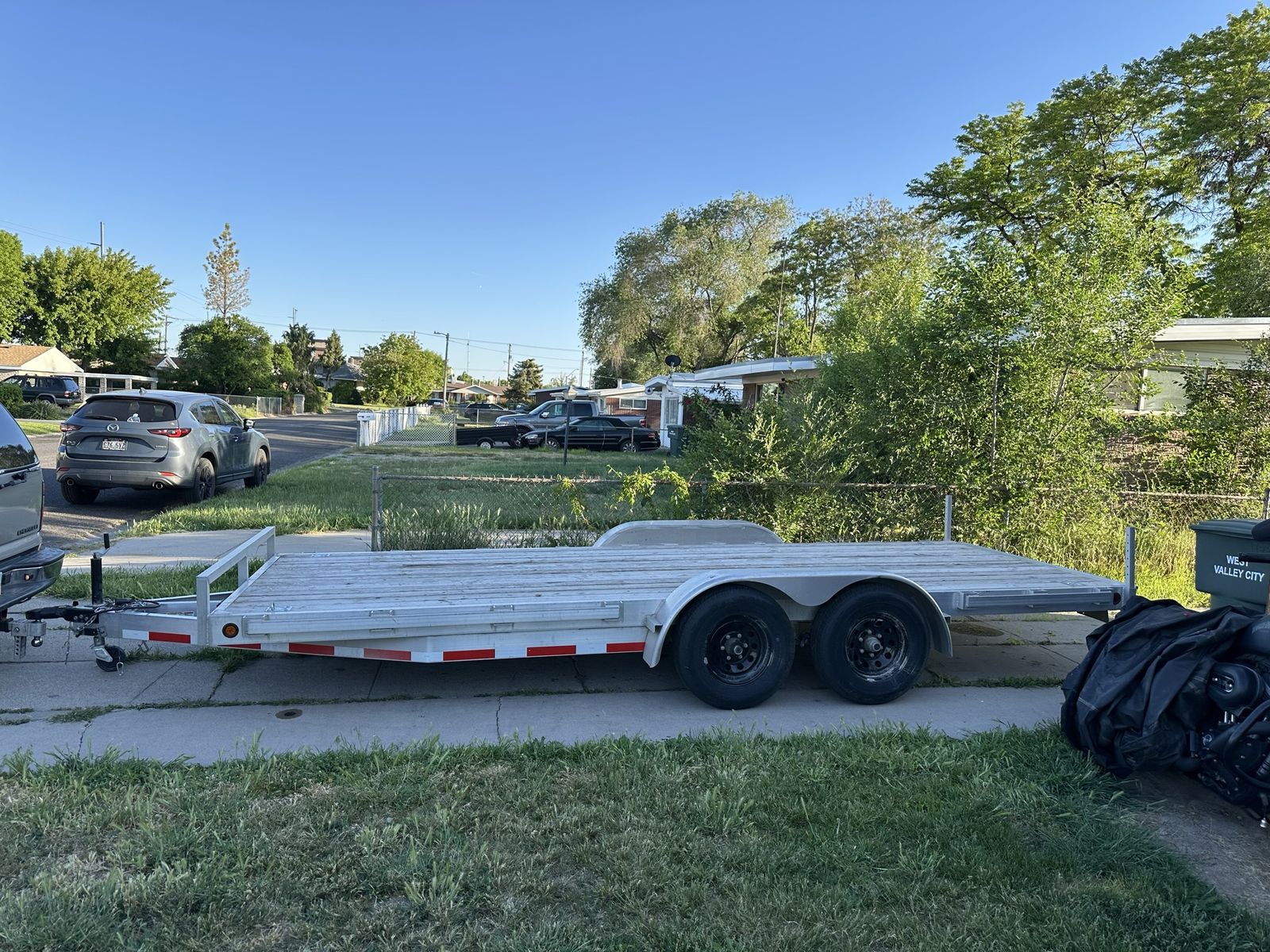 Aluminum flatbed trailer