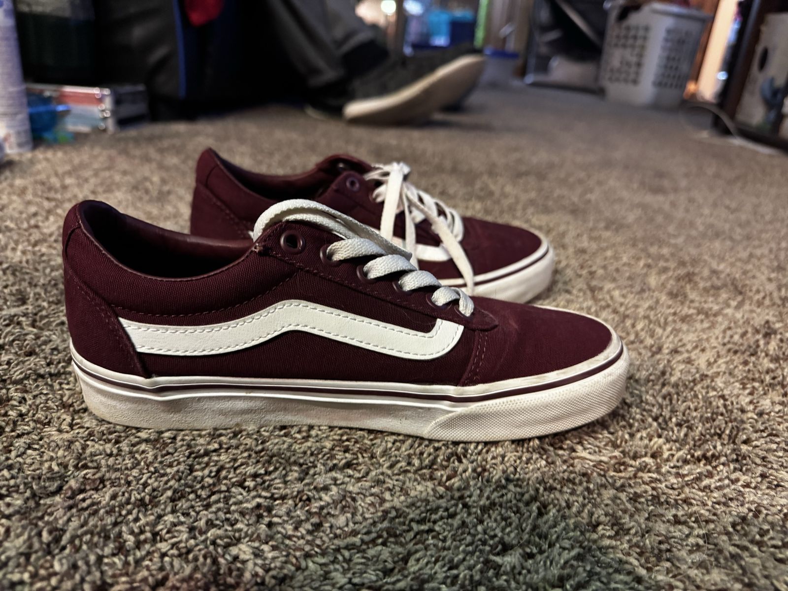 Vans Ward Low Top Skate Shoes Burgundy/White - Women's Size 6