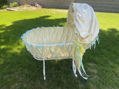 Vintage bassinet/cradle