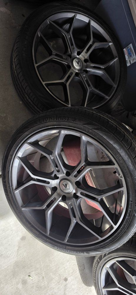 1000$ obo  6x 120 bolt  pattern LIONHART LH-Five 275/40ZR22 All-Season Tires w/ 22" Asanti wheels