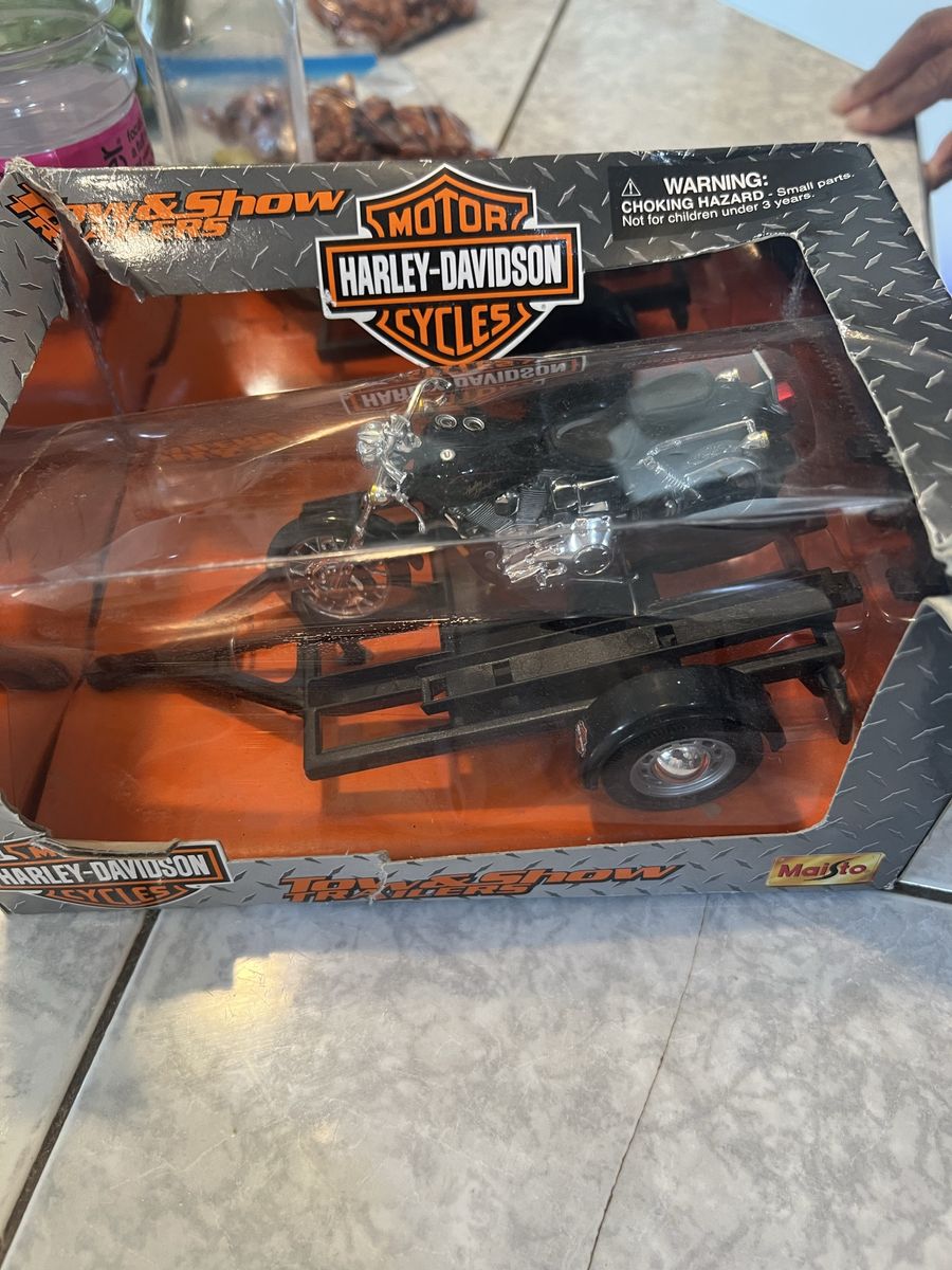 Maisto Harley-Davidson "Tow & Show" 1:18 Scale Die-Cast Motorcycle with Trailer Display Stand