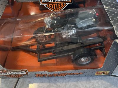 Maisto Harley-Davidson "Tow & Show" 1:18 Scale Die-Cast Motorcycle with Trailer Display Stand