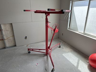 Sheet rock hoist