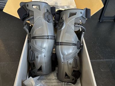 Mobius X8 Knee Braces Pair Storm Grey Black Size XL Motocross Off-Road Protection