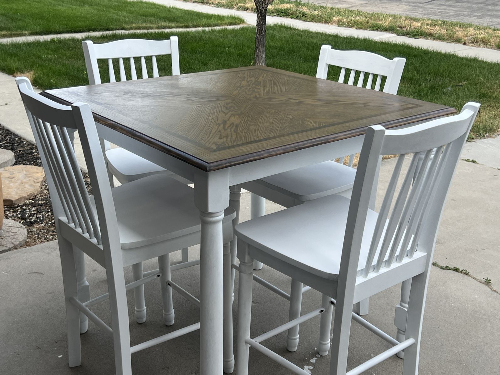 Beautiful Dining Table with 4 chairs