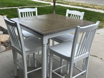 Beautiful Dining Table with 4 chairs