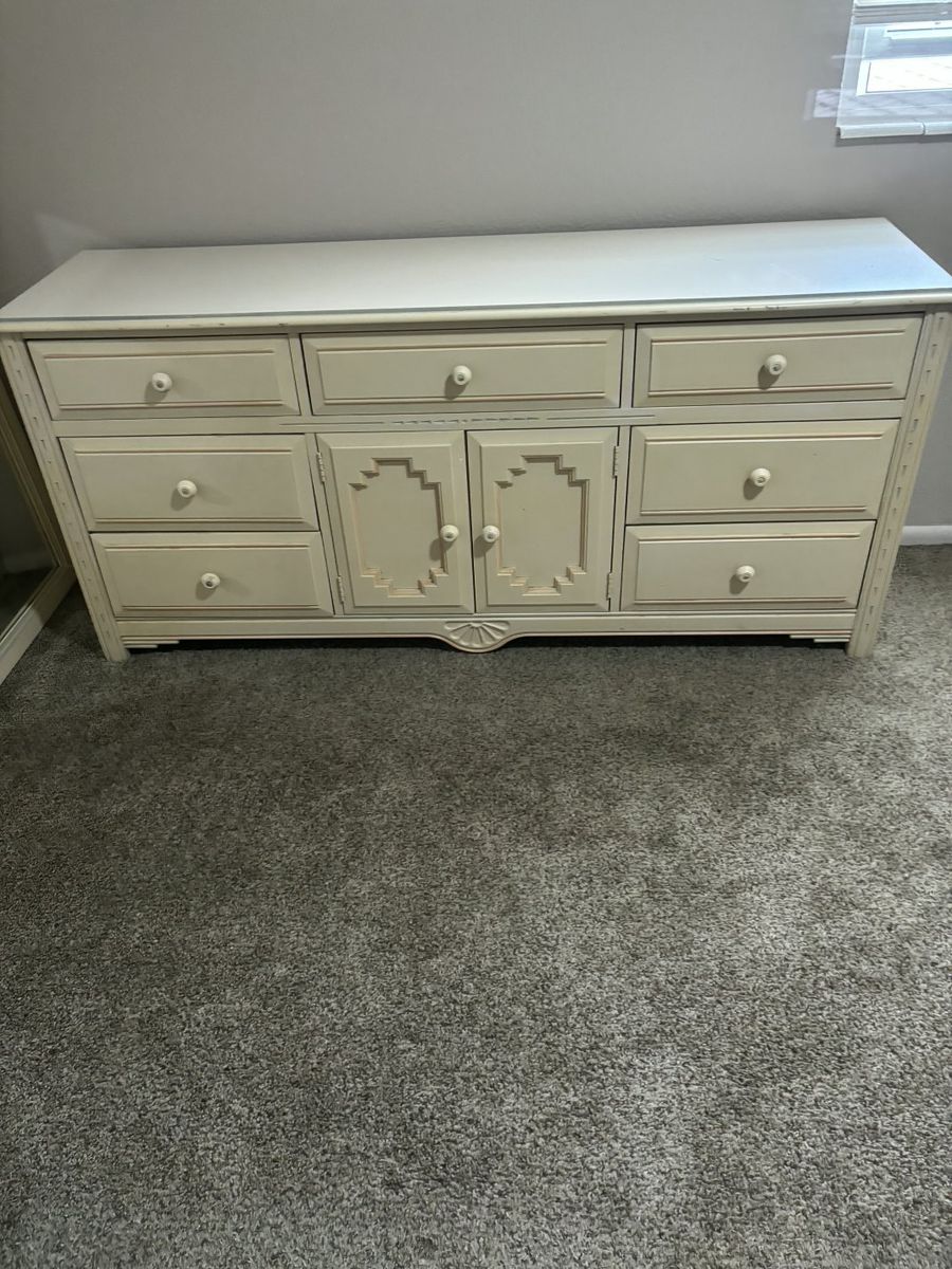 Bedroom furniture set