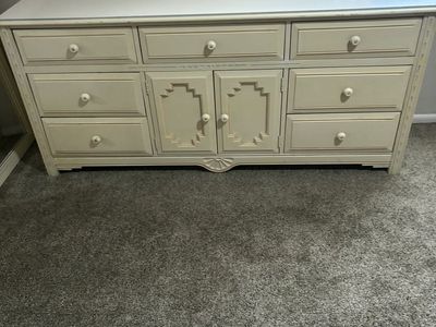Bedroom furniture set
