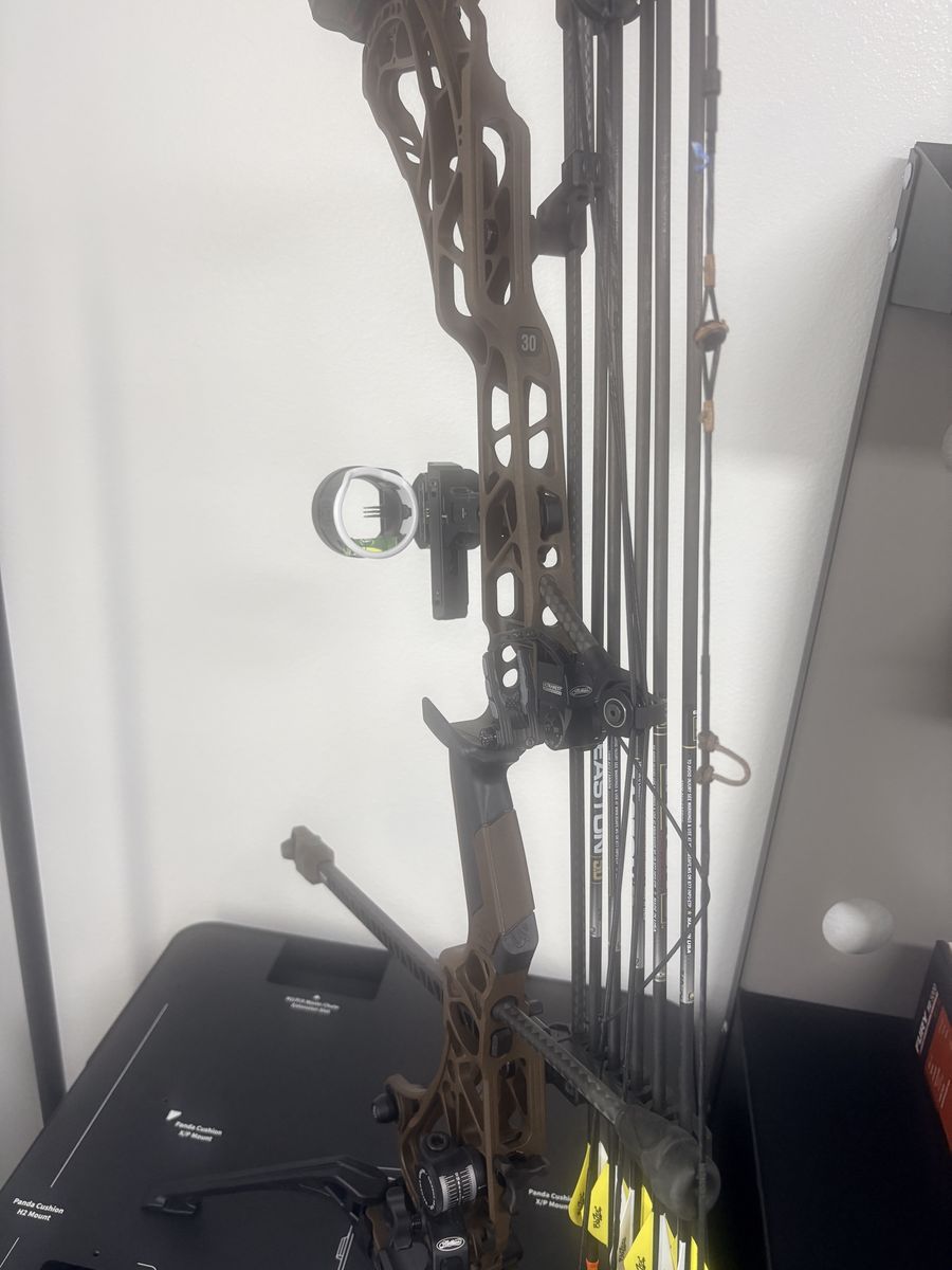 Mathews Arc 30 Compound Bow Right-Handed in Kodiak Brown with UV slider 2 three pin sight, Kodiak brown Quiver, and Qad mx 2rest