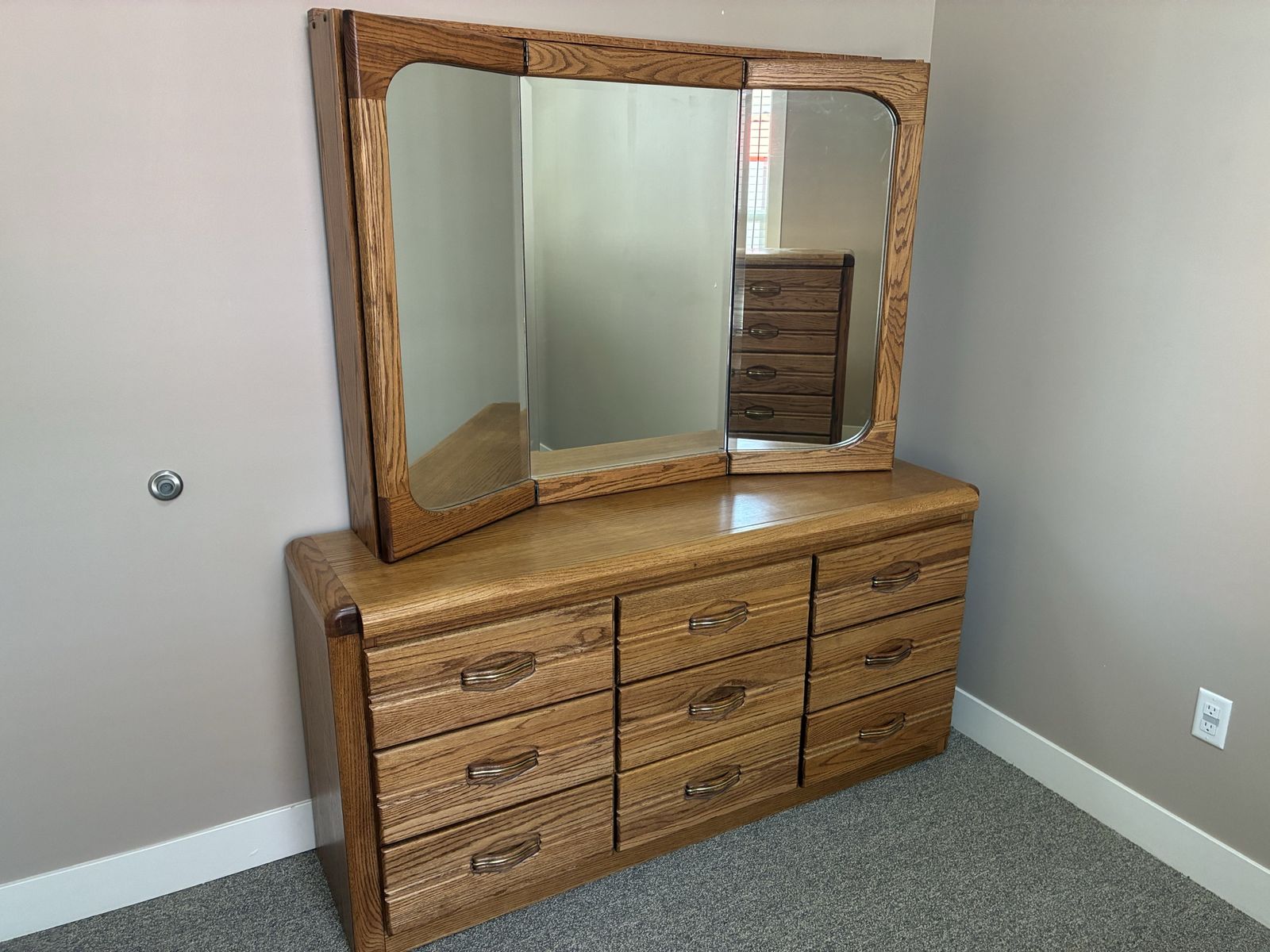 Very nice solid wood 4 piece bedroom set 