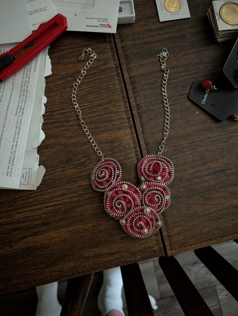 5 rose necklace
