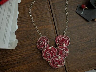 5 rose necklace