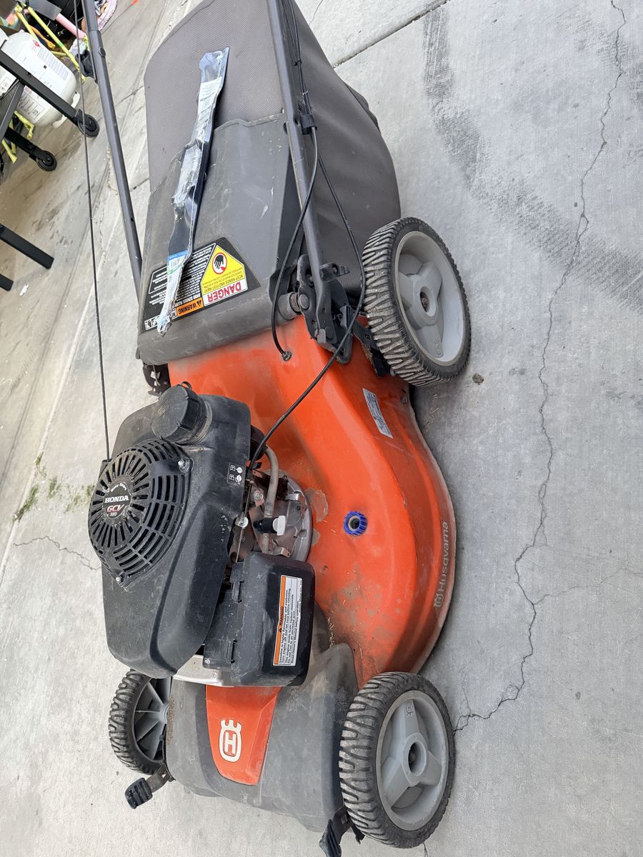 Husqvarna Honda GCV160 Gas Powered Walk-Behind Push Lawn Mower w/ Bag
