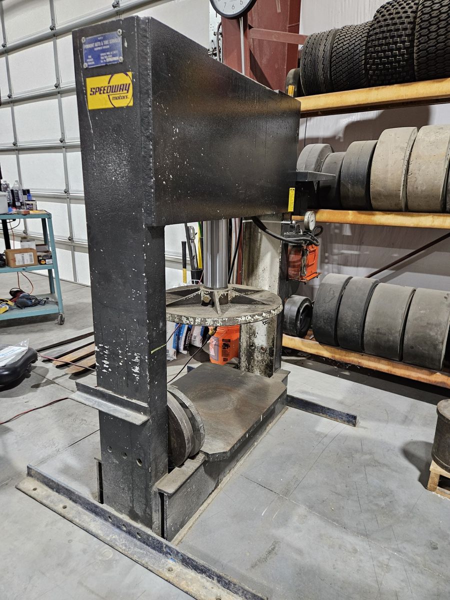 FORKLIFT TIRE PRESS / INCLUDES RINGS & PLATES