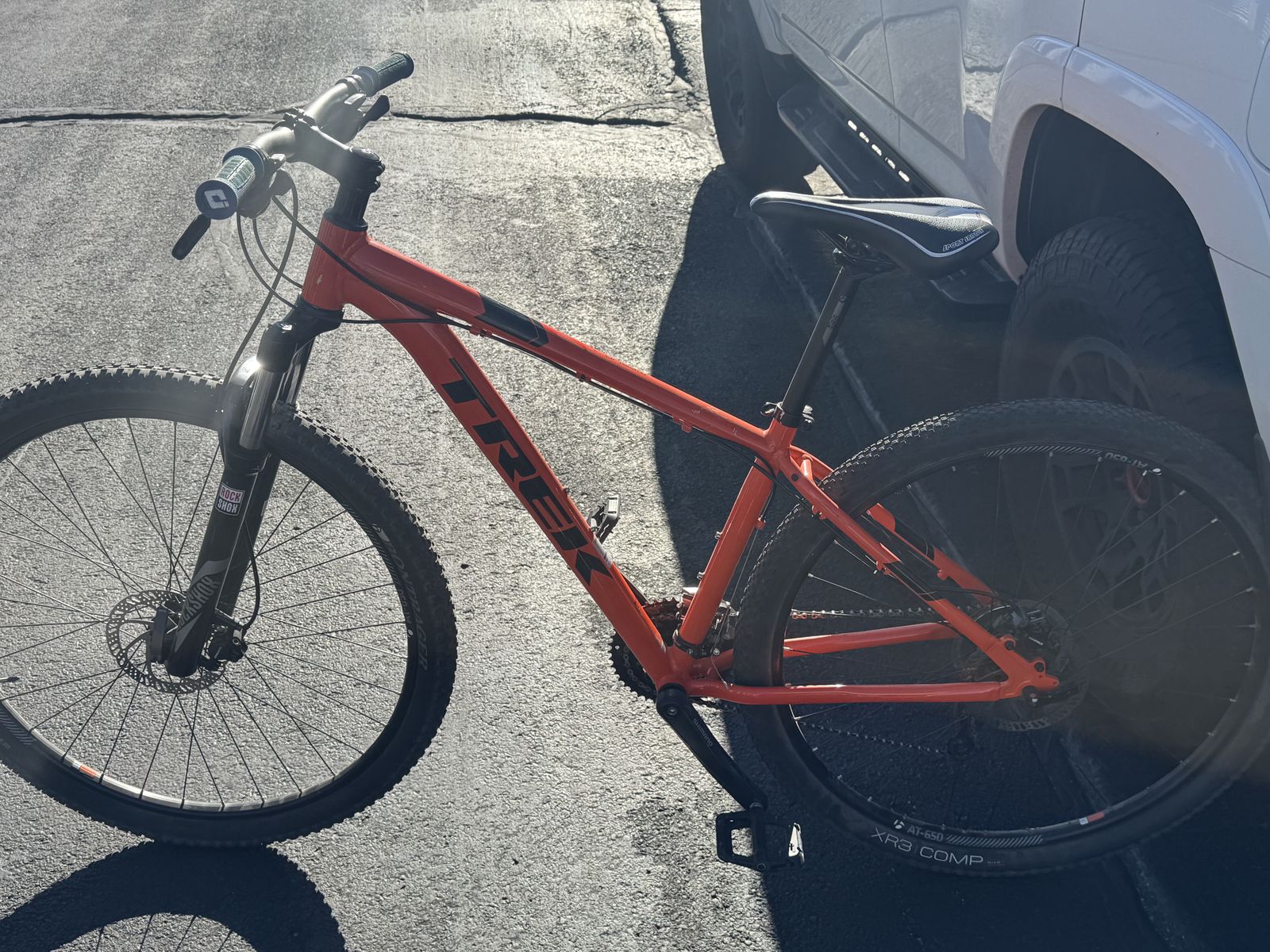 Trek marlin 7 mountain bike + tailgate pad
