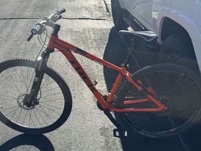 Trek marlin 7 mountain bike + tailgate pad