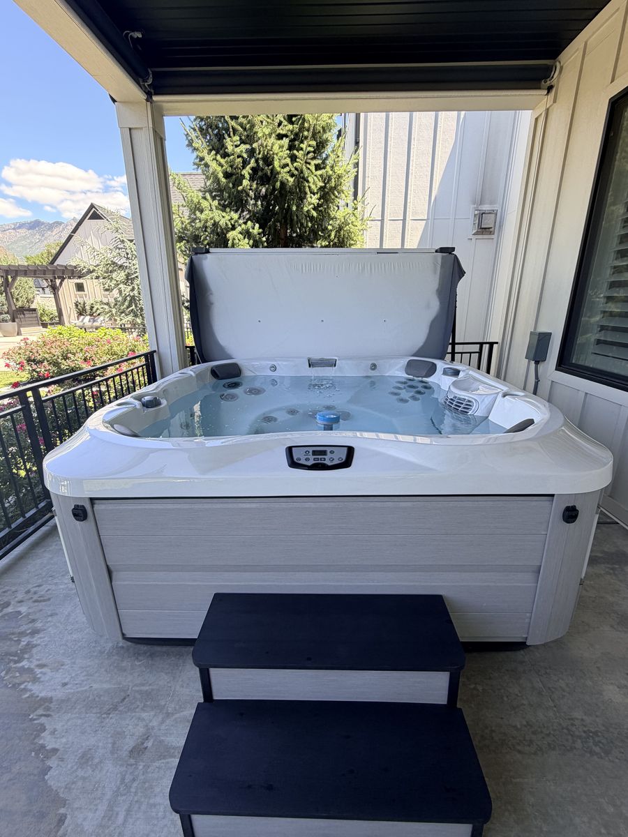2020 Jacuzzi J-345 Hot Tub Excellent Condition