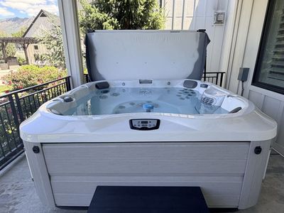 2020 Jacuzzi J-345 Hot Tub Excellent Condition