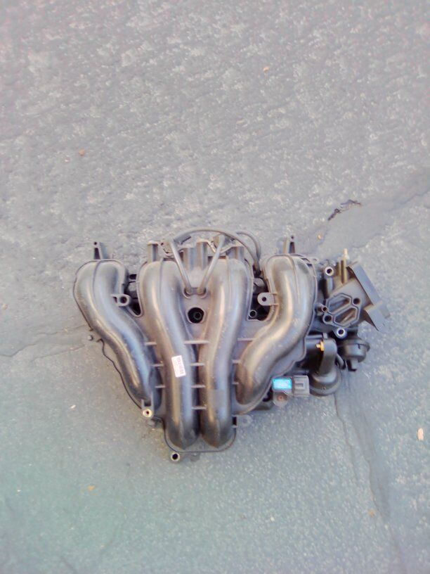 2005 Mazda 3 2.3 liter air intake.