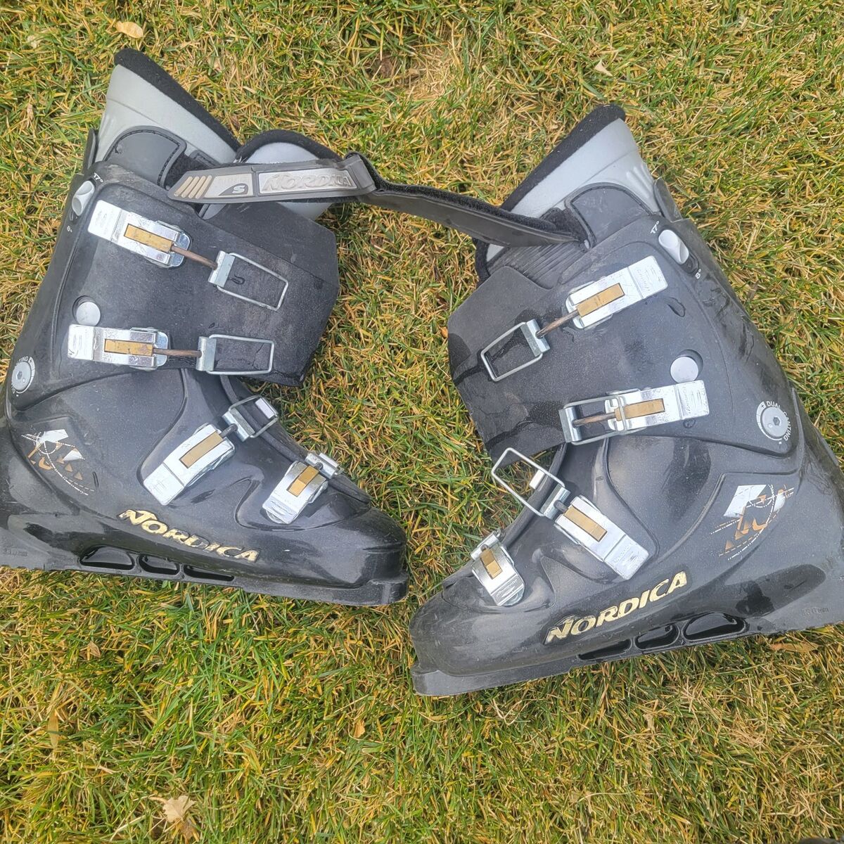 Snow ski boots