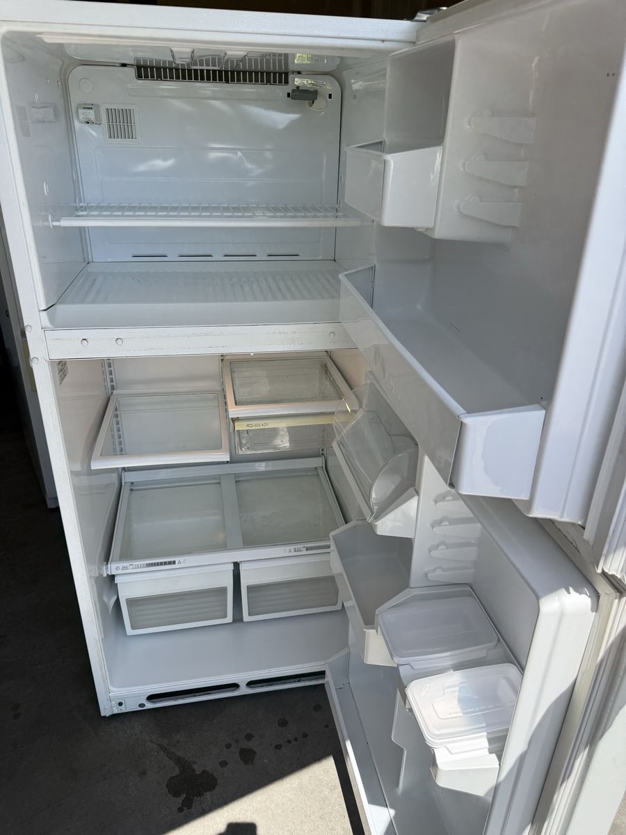GE Profile White Top Freezer Refrigerator works great its plug in for u to see $120