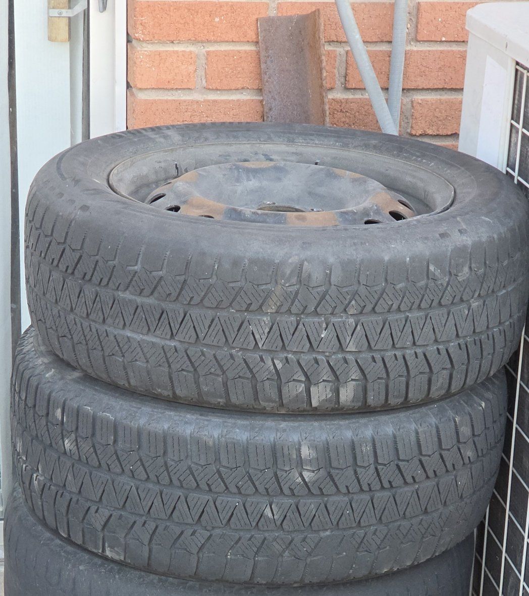 215 60 16 Tires with rims and TPMS sensors came from a 2010 Hyundai Sonata