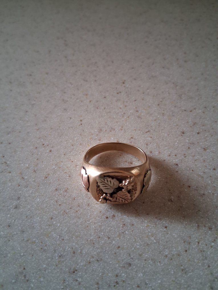 Men's Black Hills Gold Ring, 8.8 grams, size 10.5