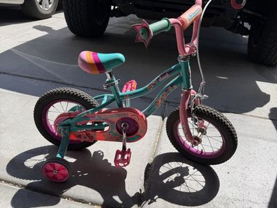 Kids Schwinn Bike (with training wheels)