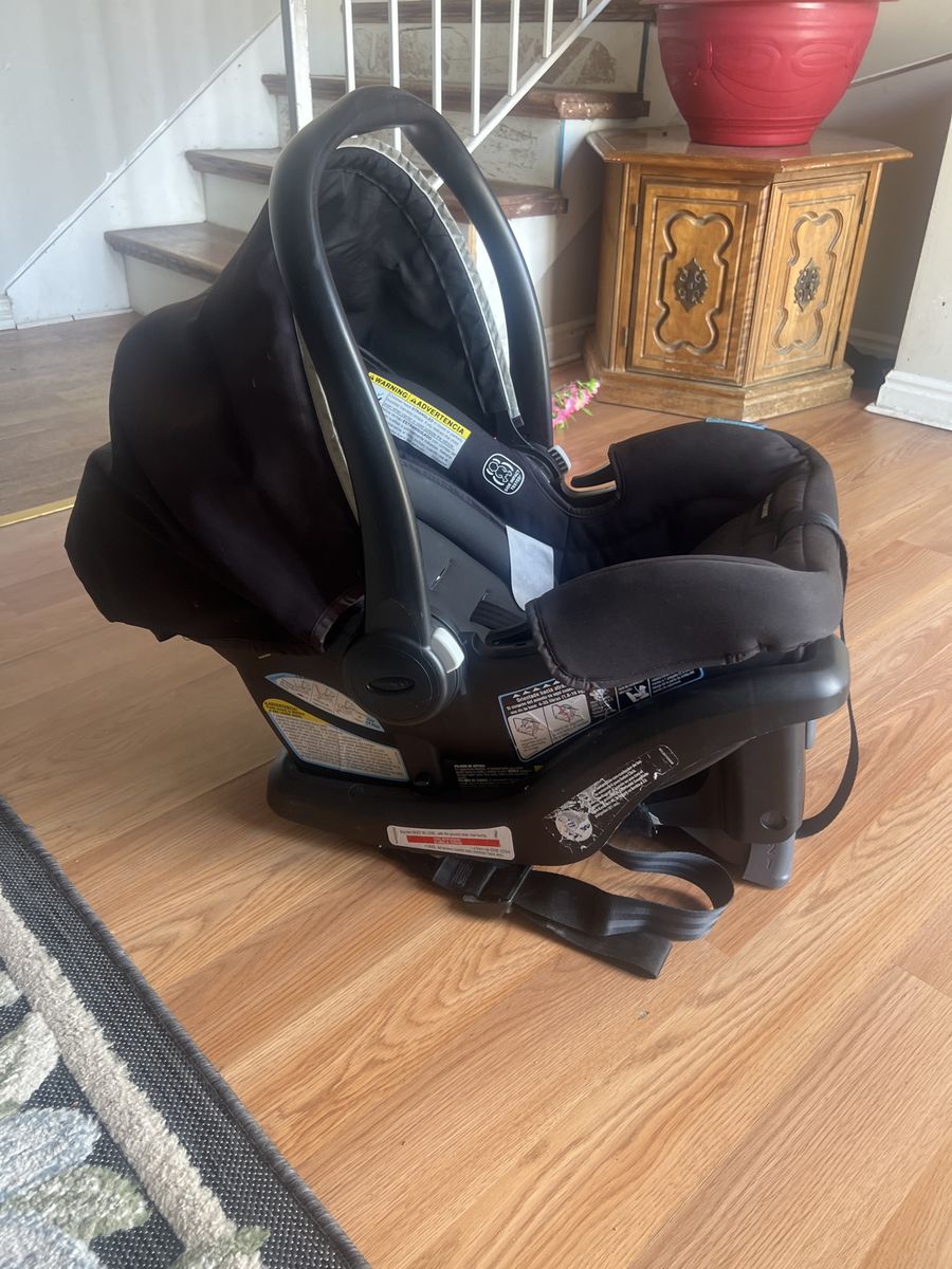 Graco Infant Car Seat with Base - Black