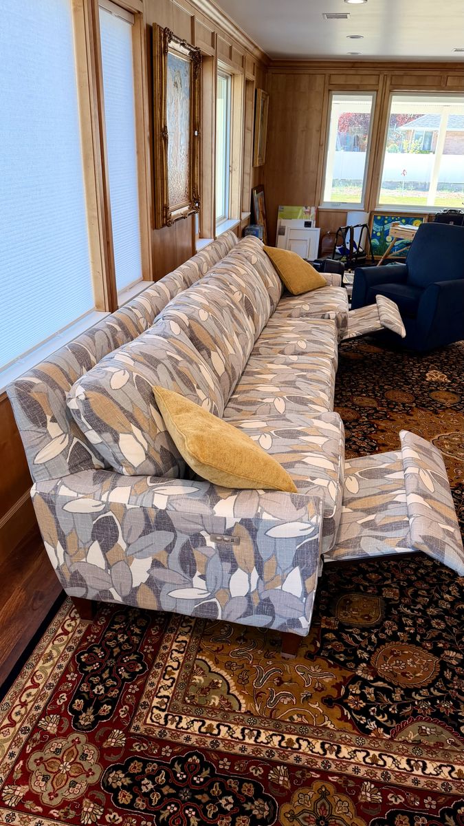 Estate sale! long couch/sofa with motorized recliners, USB charging