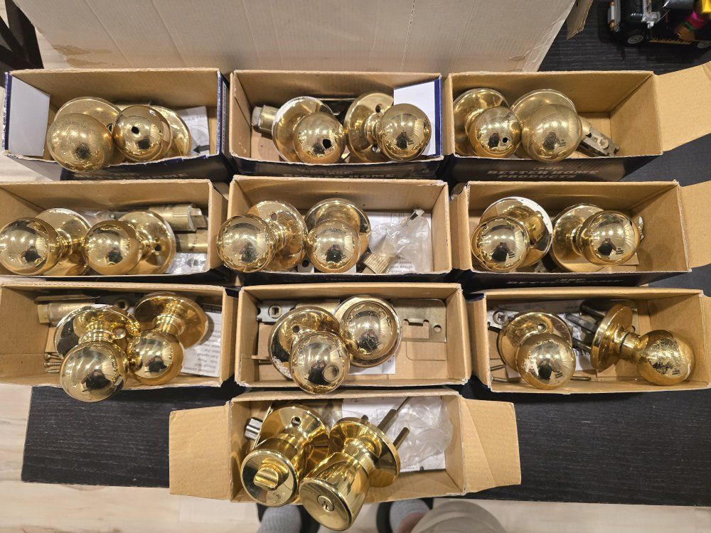 10 Door Knobs (Brass colored, used)