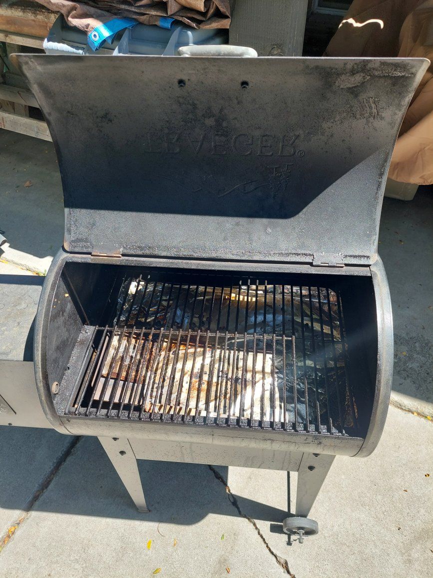 Traeger Pellet Grill with Cover and Digital Controller