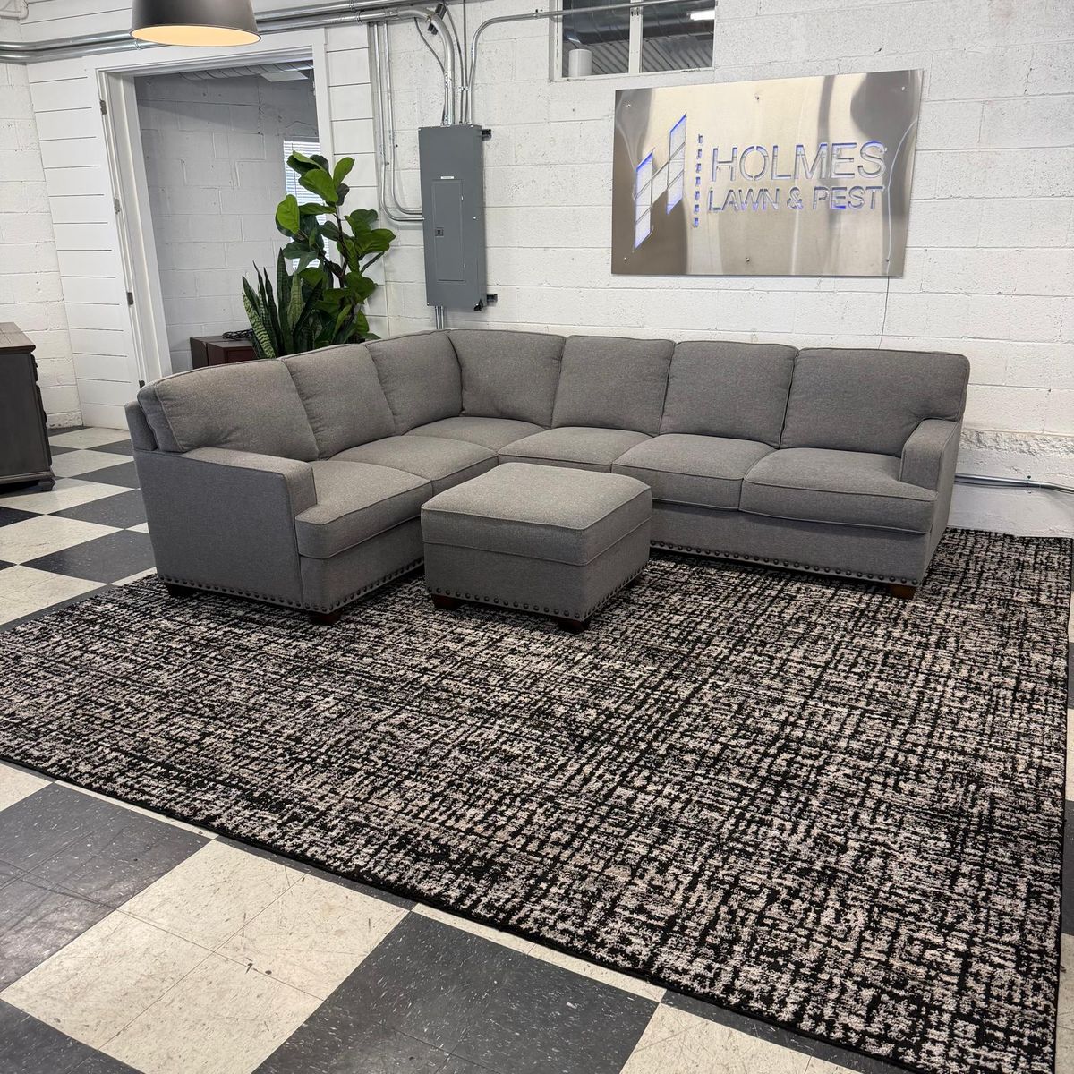 COSTCO THOMASVILLE EMILEE FABRIC SECTIONAL W/ STORAGE OTTOMAN, GRAY!!