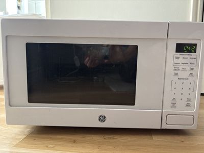 GE White Countertop Microwave Oven - Works but Loud