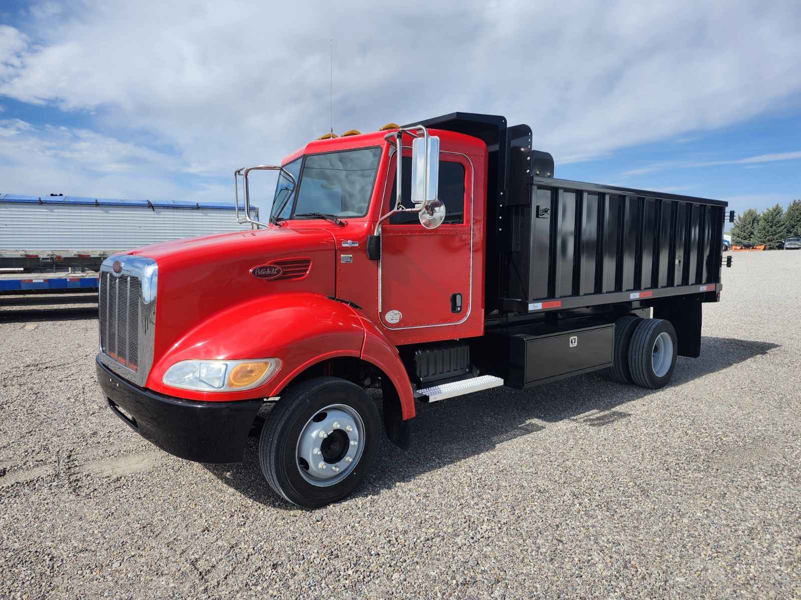 2014 PETERBILT 325