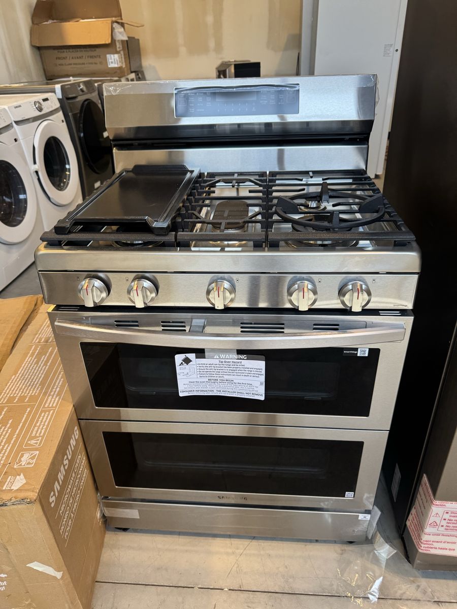 New open box Samsung - 30 in. Wide 5 Burner 6.0 cu. ft. Smart Freestanding Gas Range with Stainless Cooktop & Air Fry