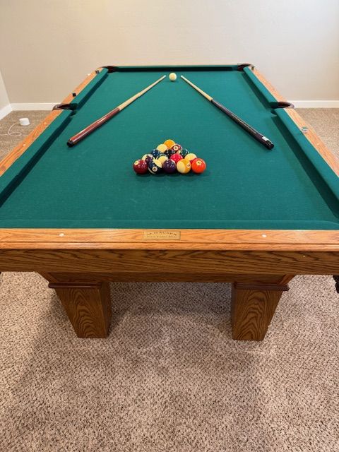Olhausen Professional 8’ Pool Table – Excellent Condition