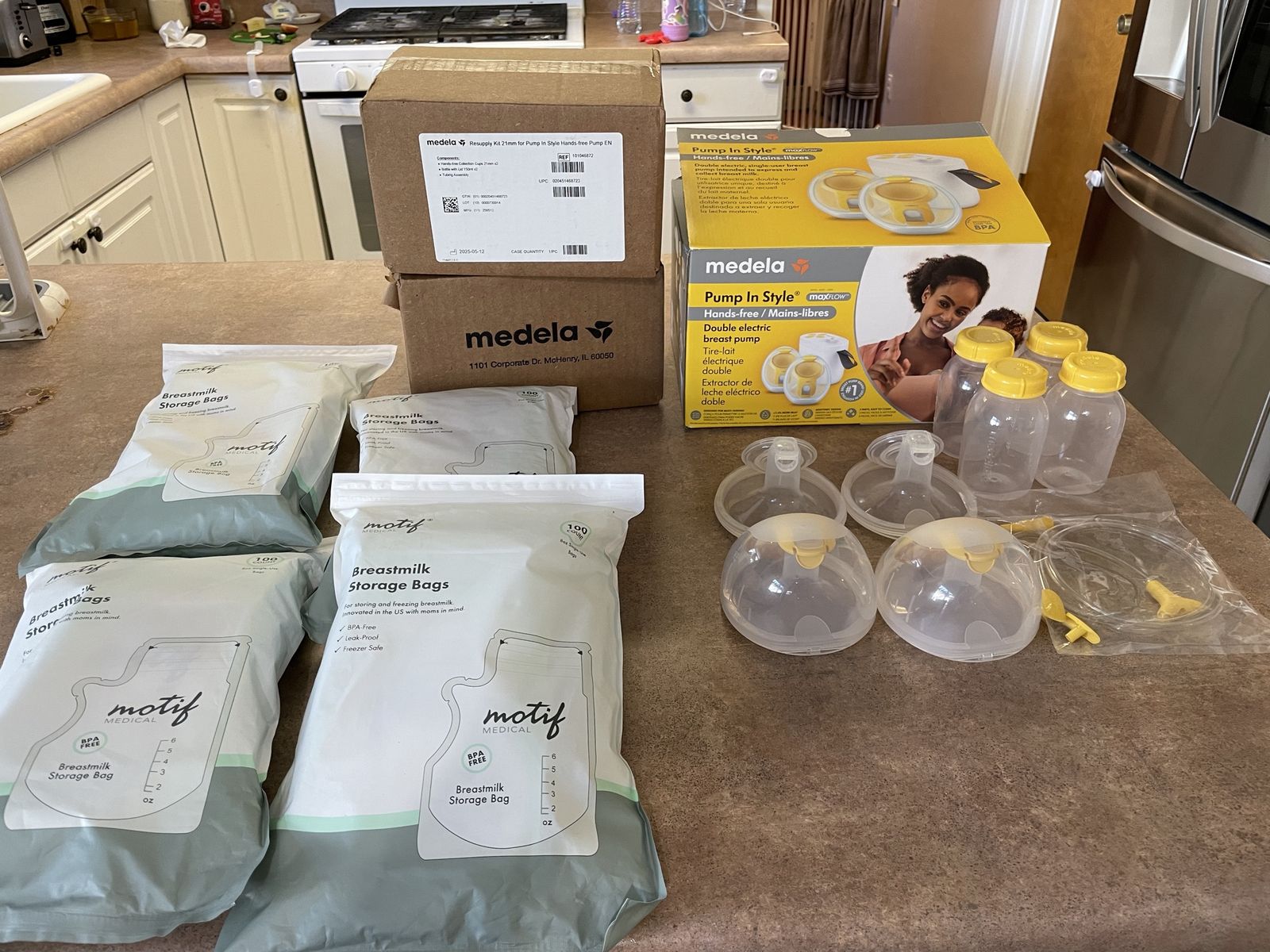 Medela Pump In Style Hands-Free Breast Pump Bundle with Storage Bags