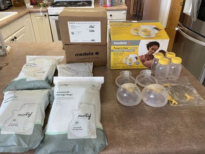 Medela Pump In Style Hands-Free Breast Pump Bundle with Storage Bags
