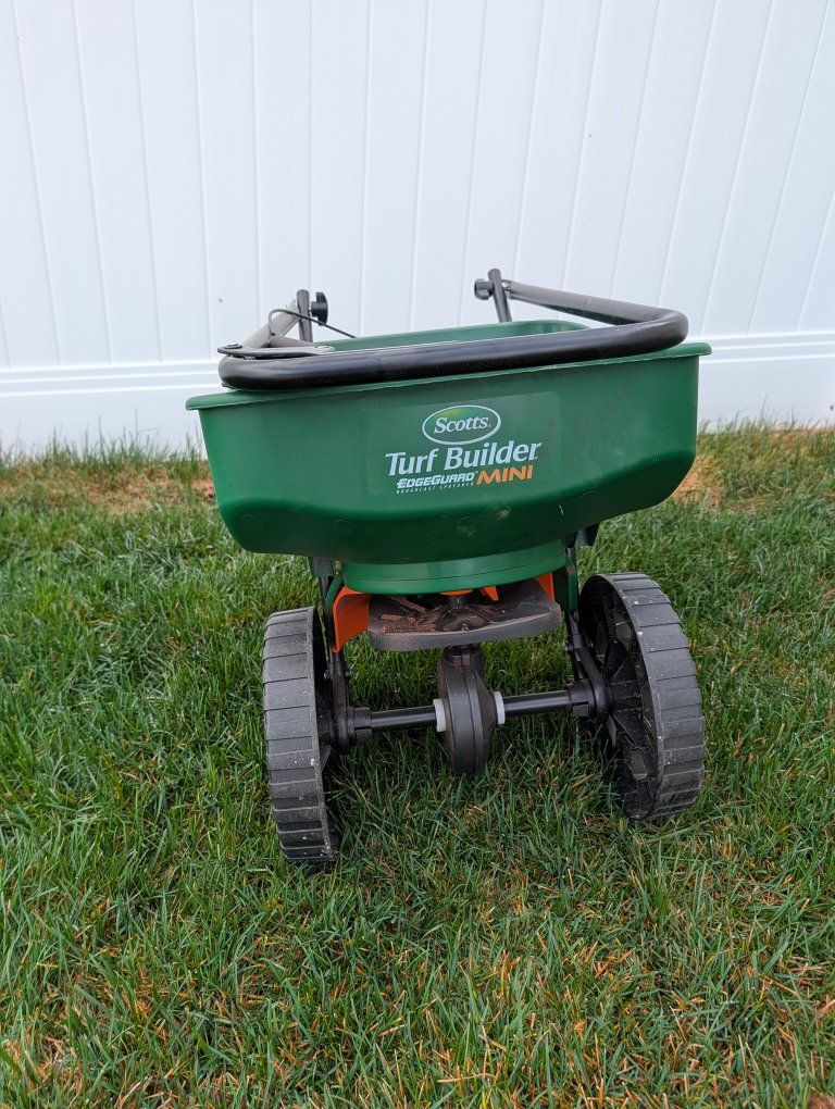 Scotts EdgeGuard Mini Broadcast Spreader