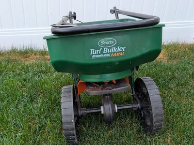 Scotts EdgeGuard Mini Broadcast Spreader