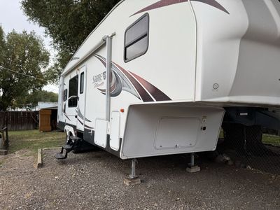 2013 Palomino Sabre Silhouette 5th Wheel Travel Trailer - Sleeps 6, Great Condition