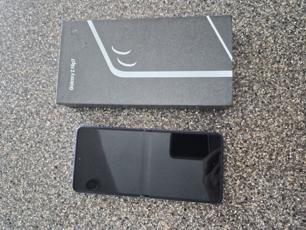 Samsung Galaxy Z Flip7 (Unused, Open Box) - Unlocked Folding Smartphone