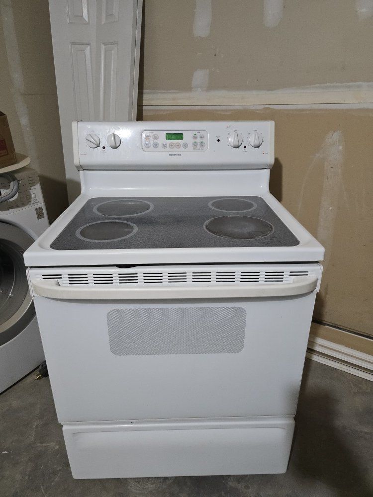White Hotpoint Electric Stove - Works great