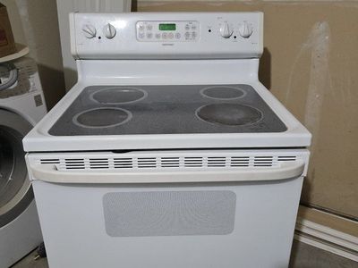 White Hotpoint Electric Stove - Works great
