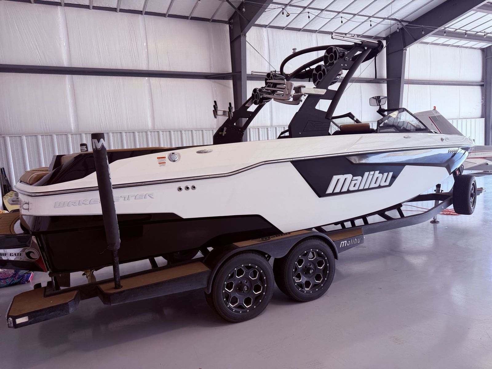 Malibu wakesetter 25LSV with only 230 hrs