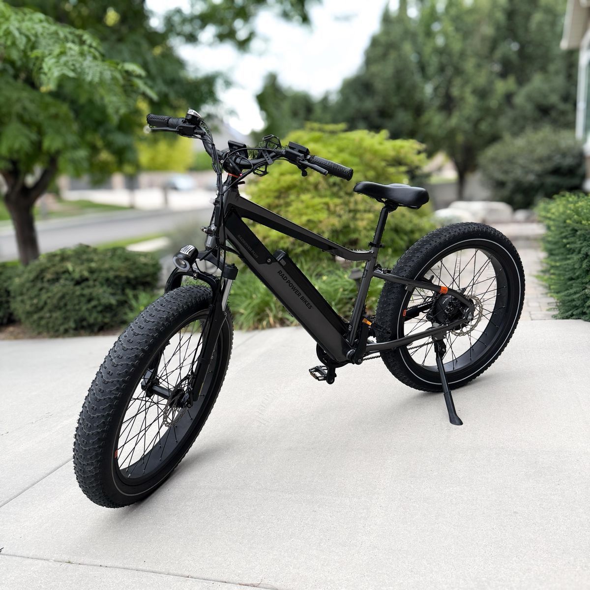 EXTRAS - CLEAN Rad Power RadRover 6 Plus Fat Tire 26 Inch e-Bike With Accessories